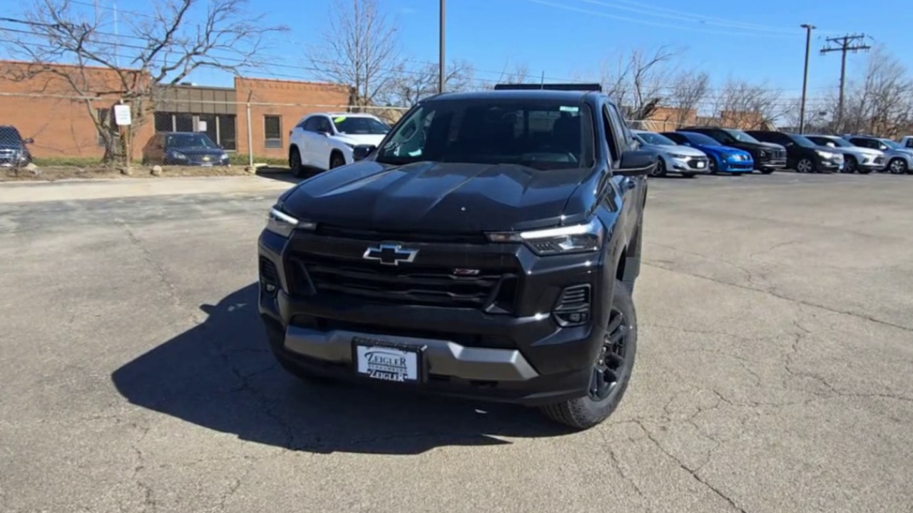 2025 Chevrolet Colorado Z71 photo 2