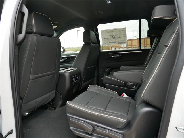 2025 Chevrolet Suburban Premier photo 13