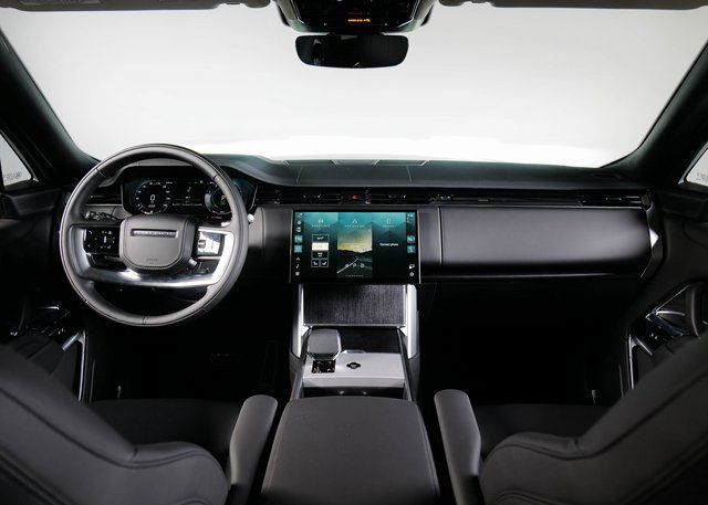 2025 Land Rover Range Rover SE photo 4