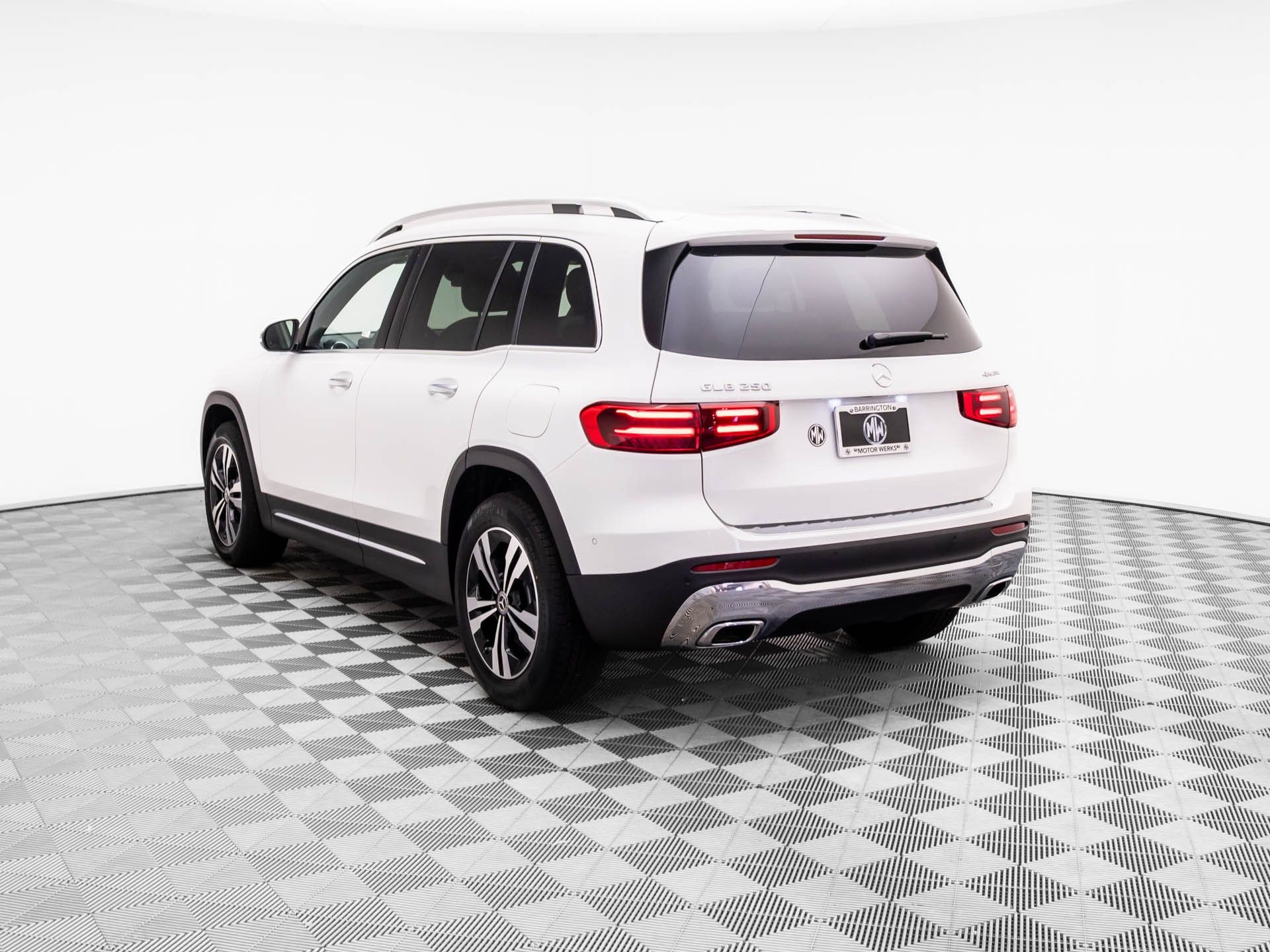 2025 Mercedes Benz GLB 250 4MATIC photo 3