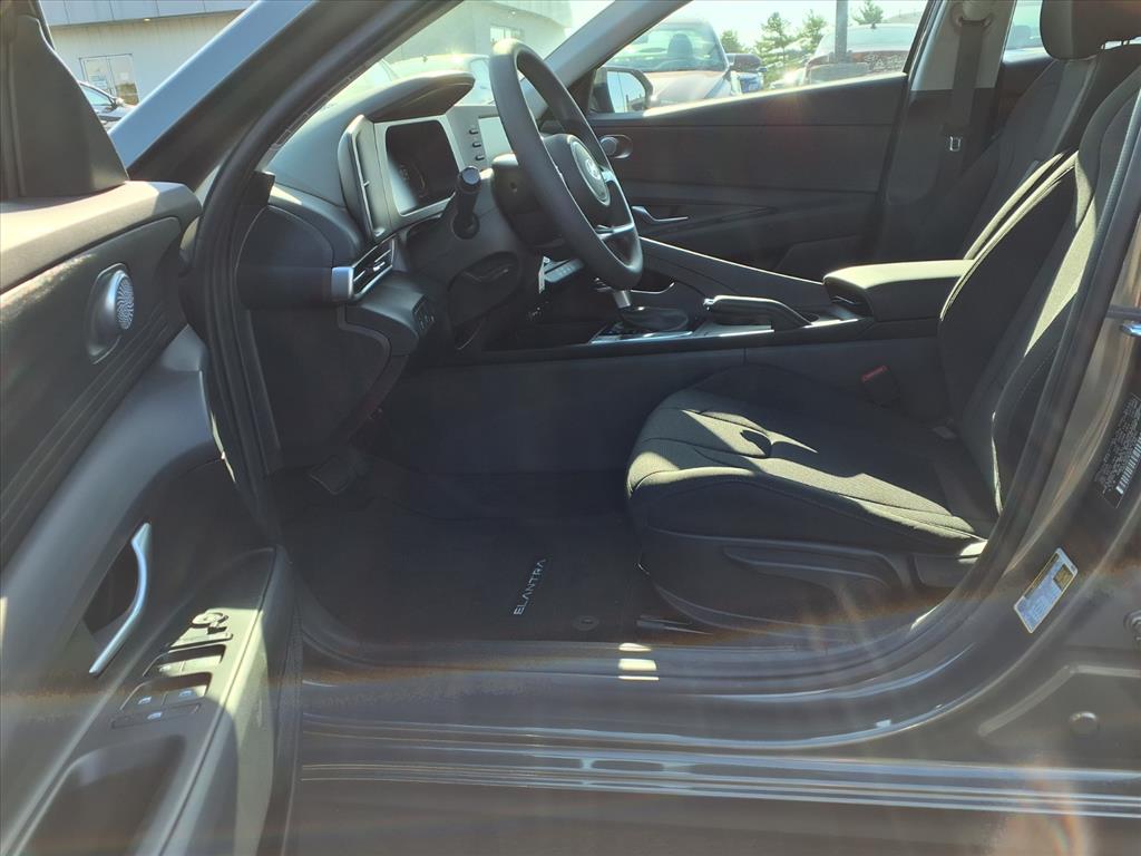 2025 Hyundai Elantra SE photo 13