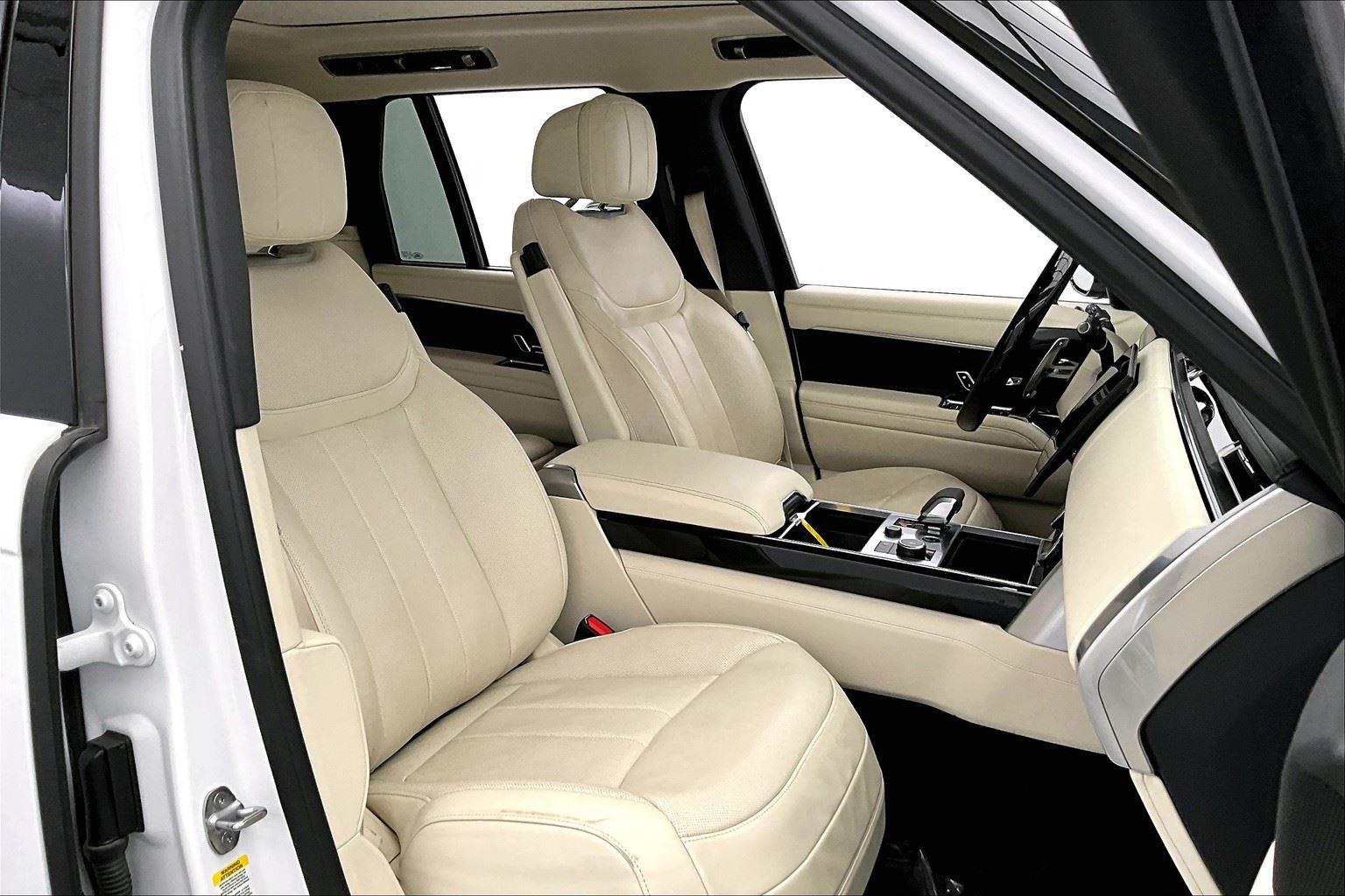 2023 Land Rover Range Rover SE photo 3