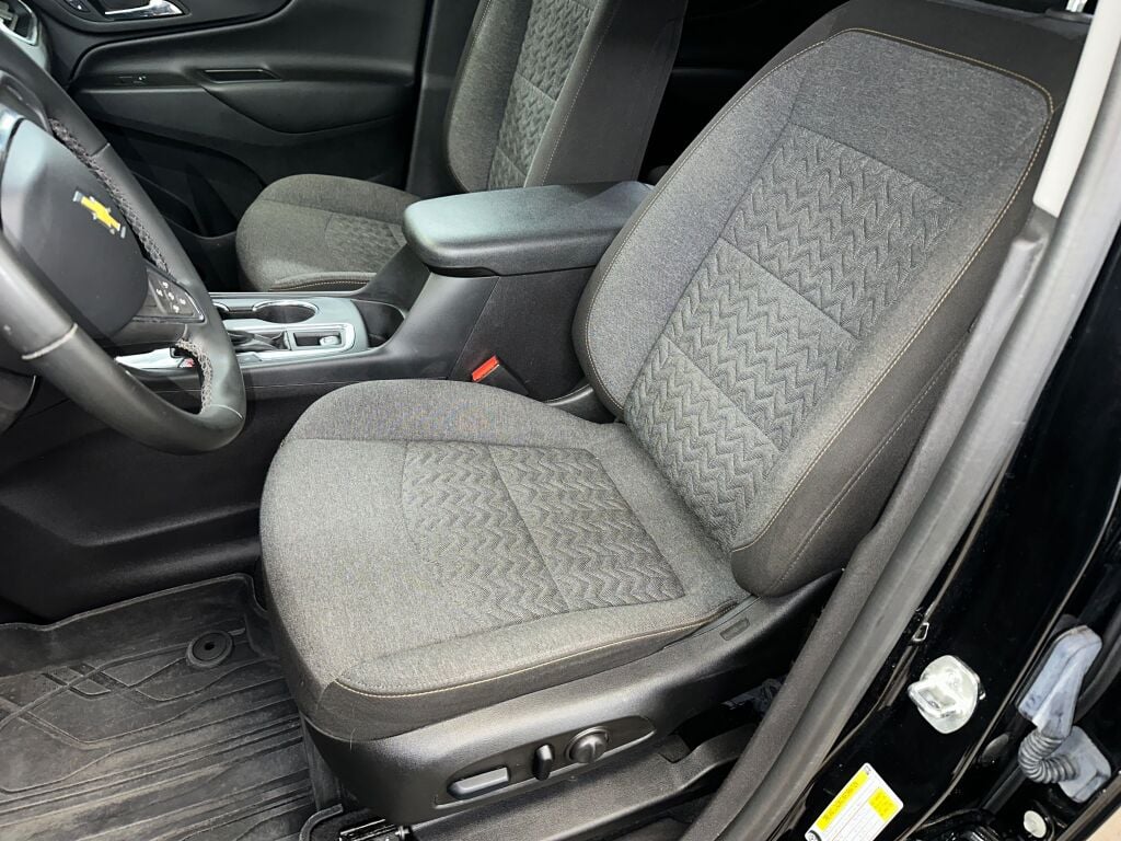 2024 Chevrolet Equinox LT photo 2