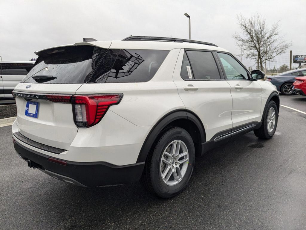 2025 Ford Explorer photo 4