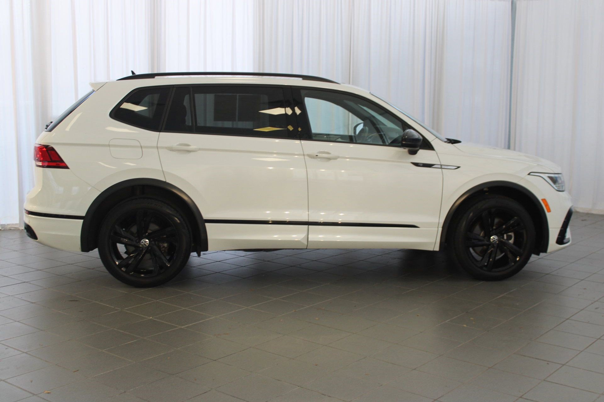 2023 Volkswagen Tiguan SE R-Line Black photo 7