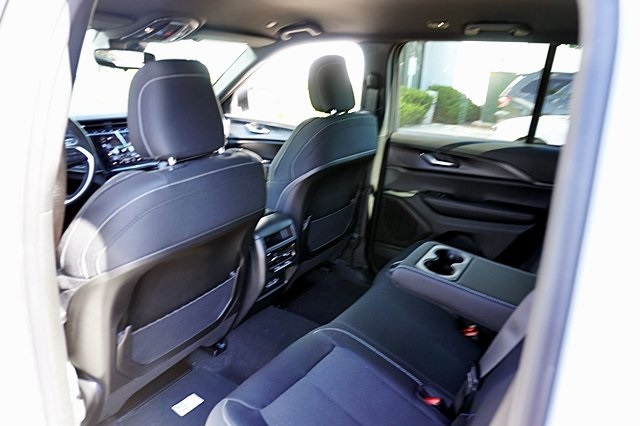 New 2024 Bright White Clear-Coat Exterior Paint Jeep Laredo image 20