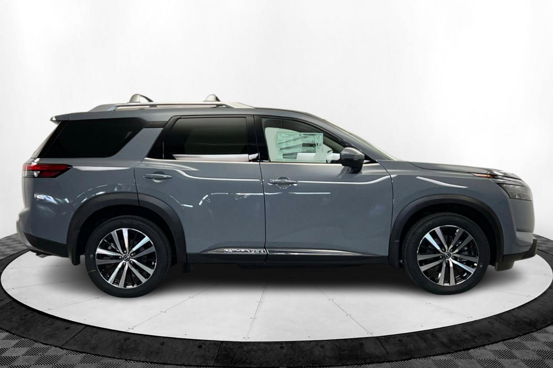 2025 Nissan Pathfinder Platinum photo 6