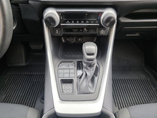 2022 Toyota RAV4 LE photo 19