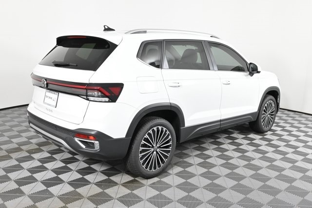 2025 Volkswagen Taos SE photo 3