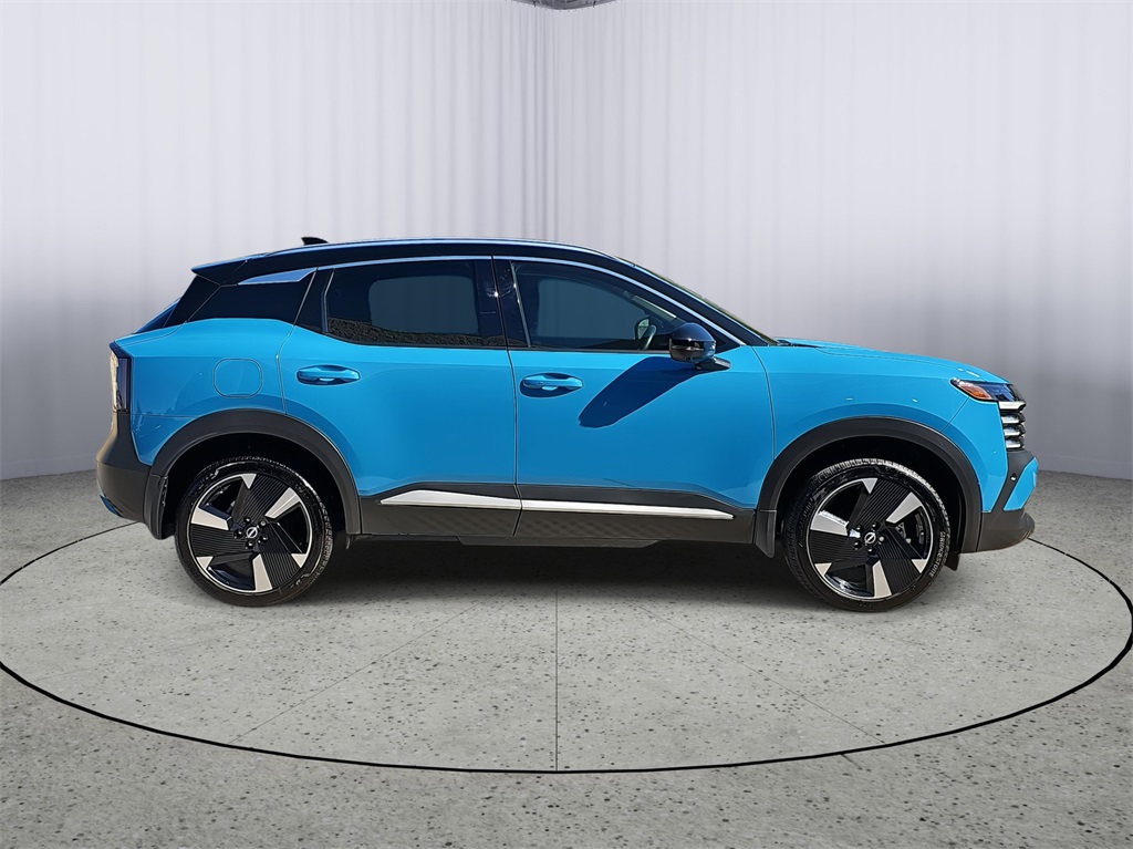 2025 Nissan Kicks SR photo 2