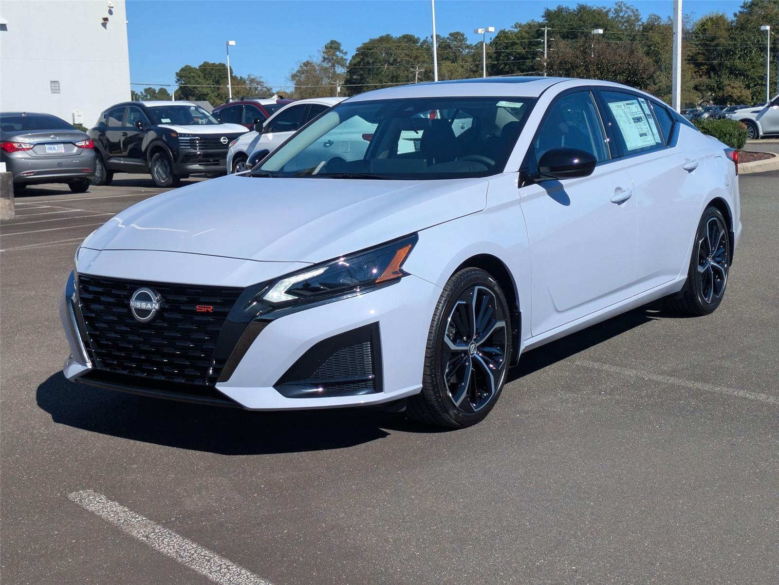 2025 Nissan Altima SR's photo