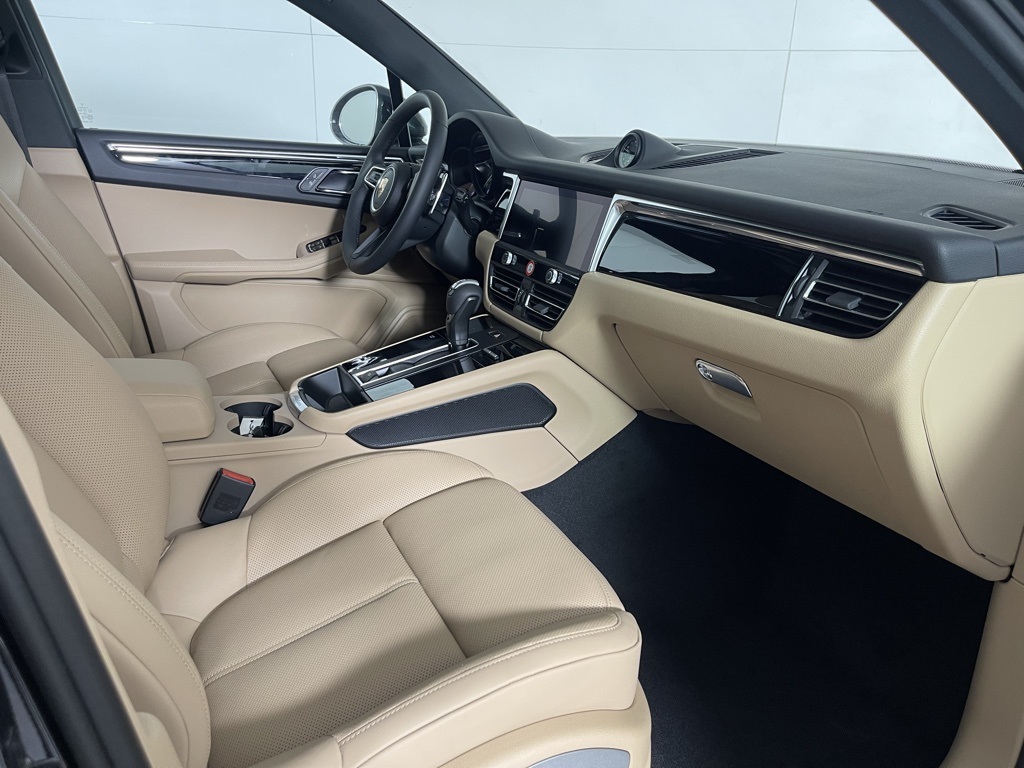 2025 Porsche Macan T photo 4