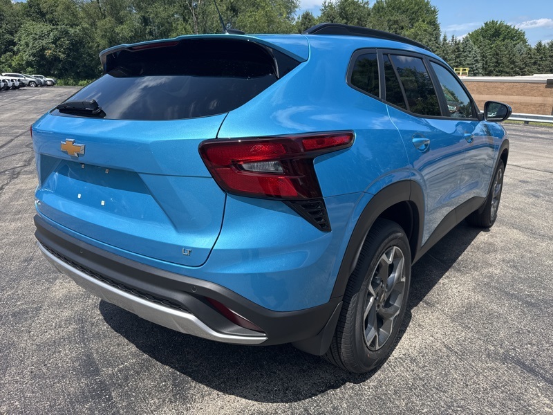 2025 Chevrolet Trax LT photo 3