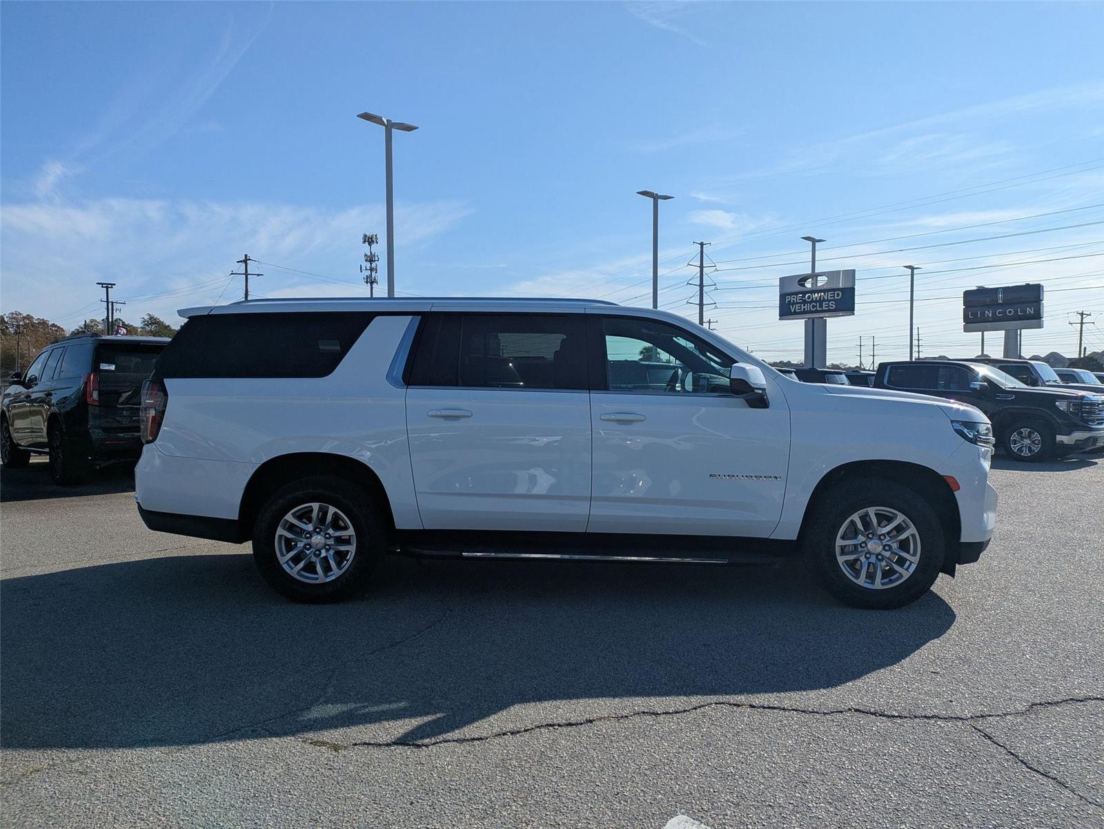 2024 Chevrolet Suburban LT photo 4