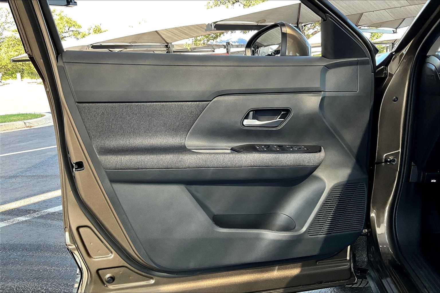 2025 Nissan Kicks SV photo 9