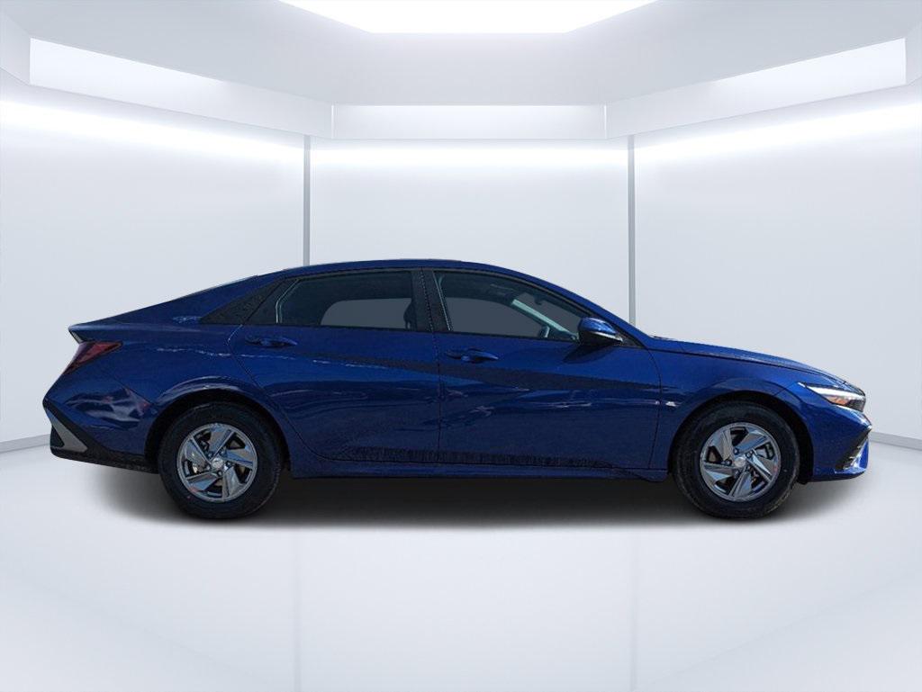 2025 Hyundai Elantra SE photo 2
