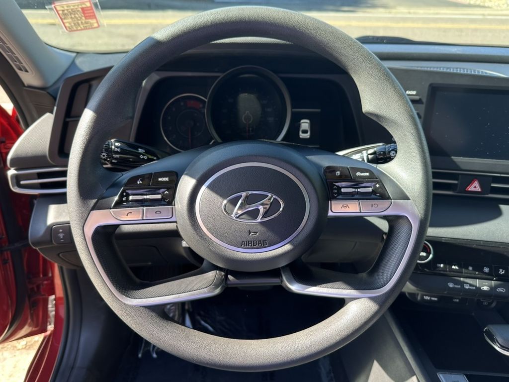 2023 Hyundai Elantra SEL photo 17