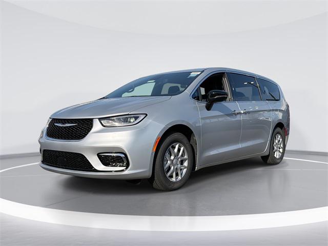 2026 Chrysler Pacifica Select's photo