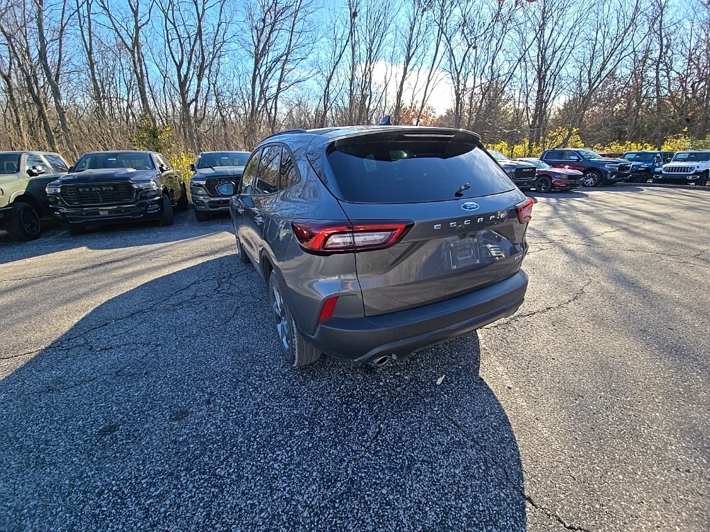 2025 Ford Escape ST-Line photo 4