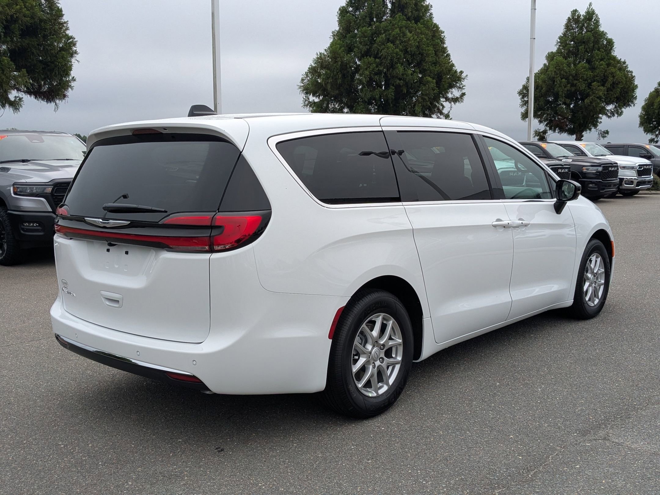 2026 Chrysler Pacifica photo 5