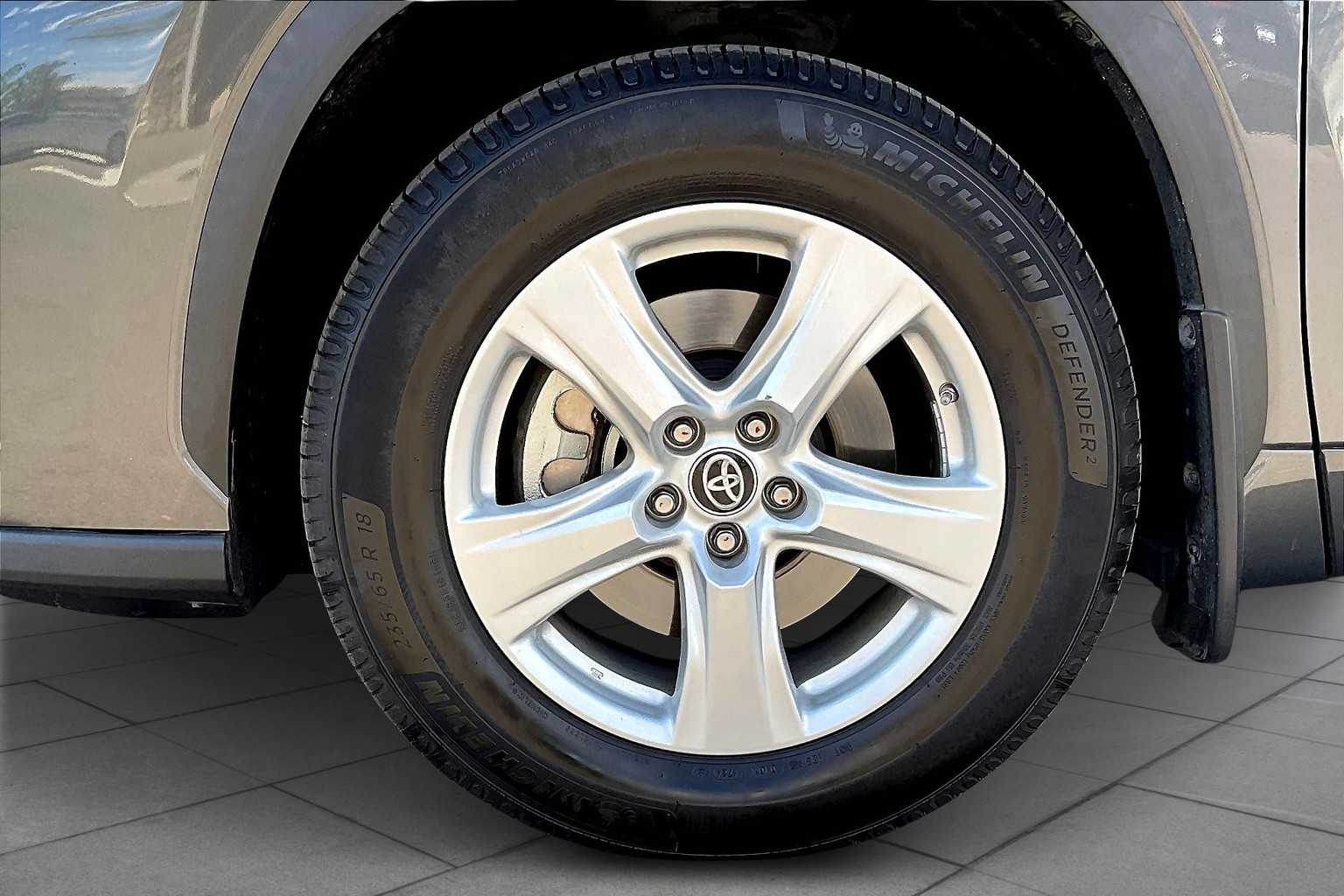 2020 Toyota Highlander LE photo 10