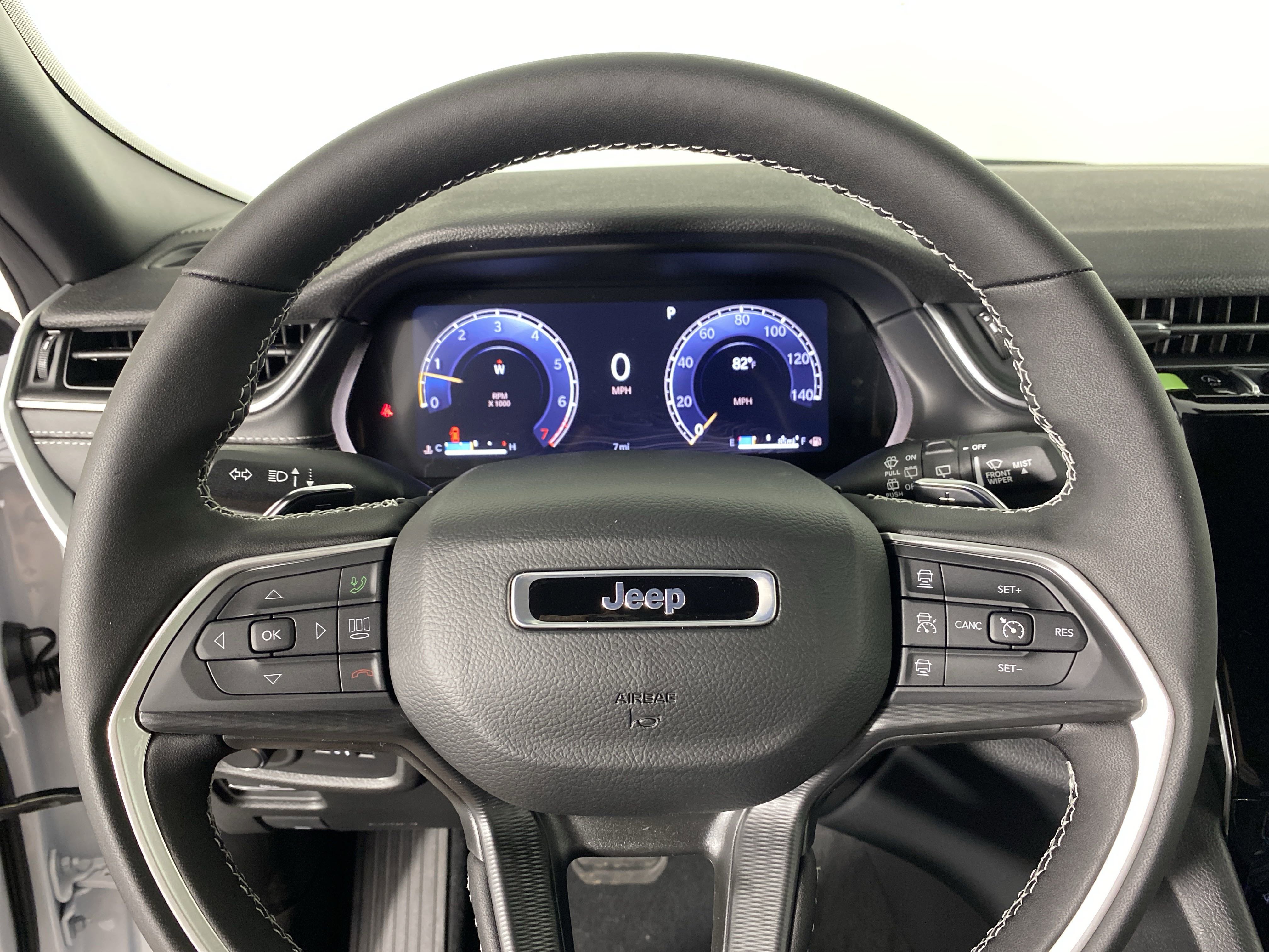 2025 Jeep Grand Cherokee Laredo photo 3