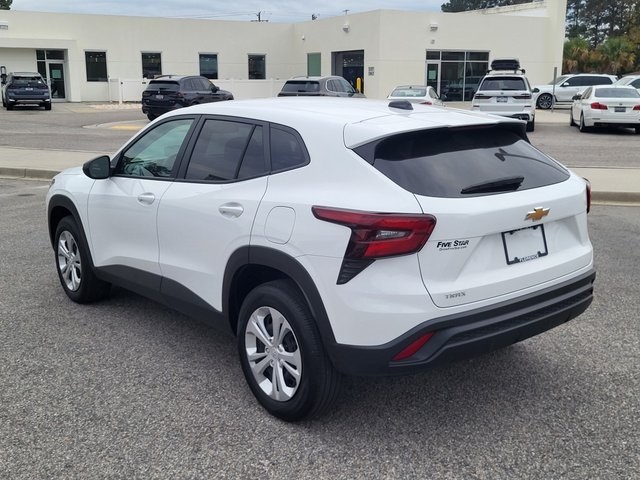 2025 Chevrolet Trax LS photo 4