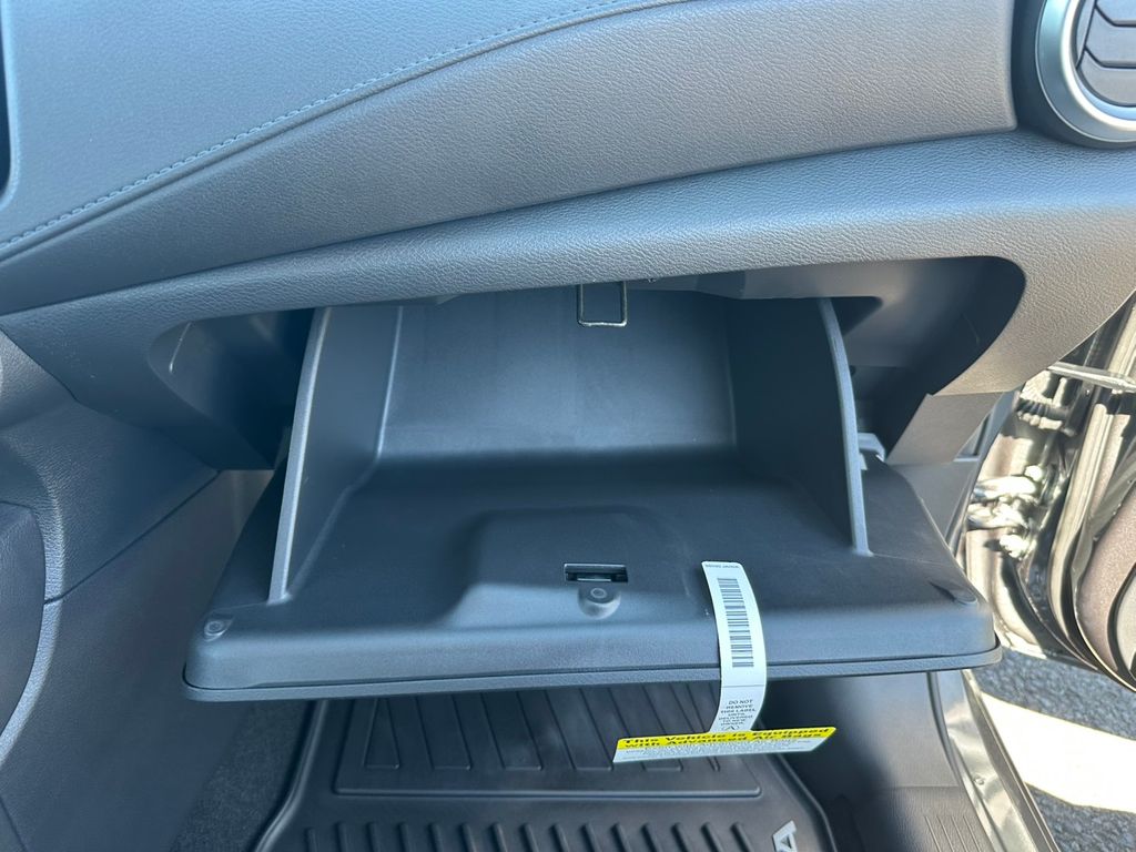 2025 Nissan Versa 1.6 S photo 25