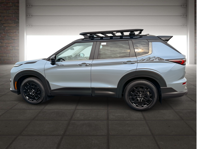 2025 Mitsubishi Outlander SE photo 5