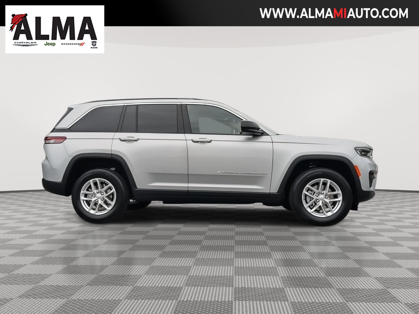 2025 Jeep Grand Cherokee Laredo X photo 2