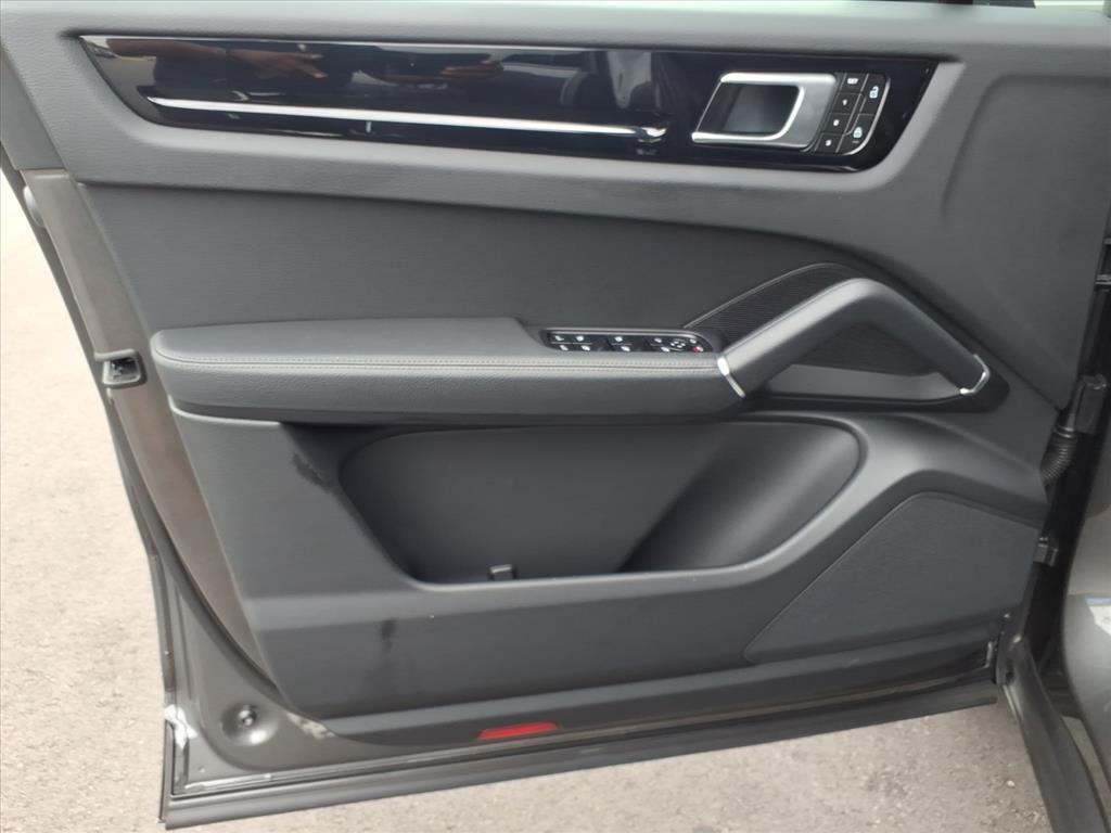 2023 Porsche Cayenne Platinum Edition photo 7