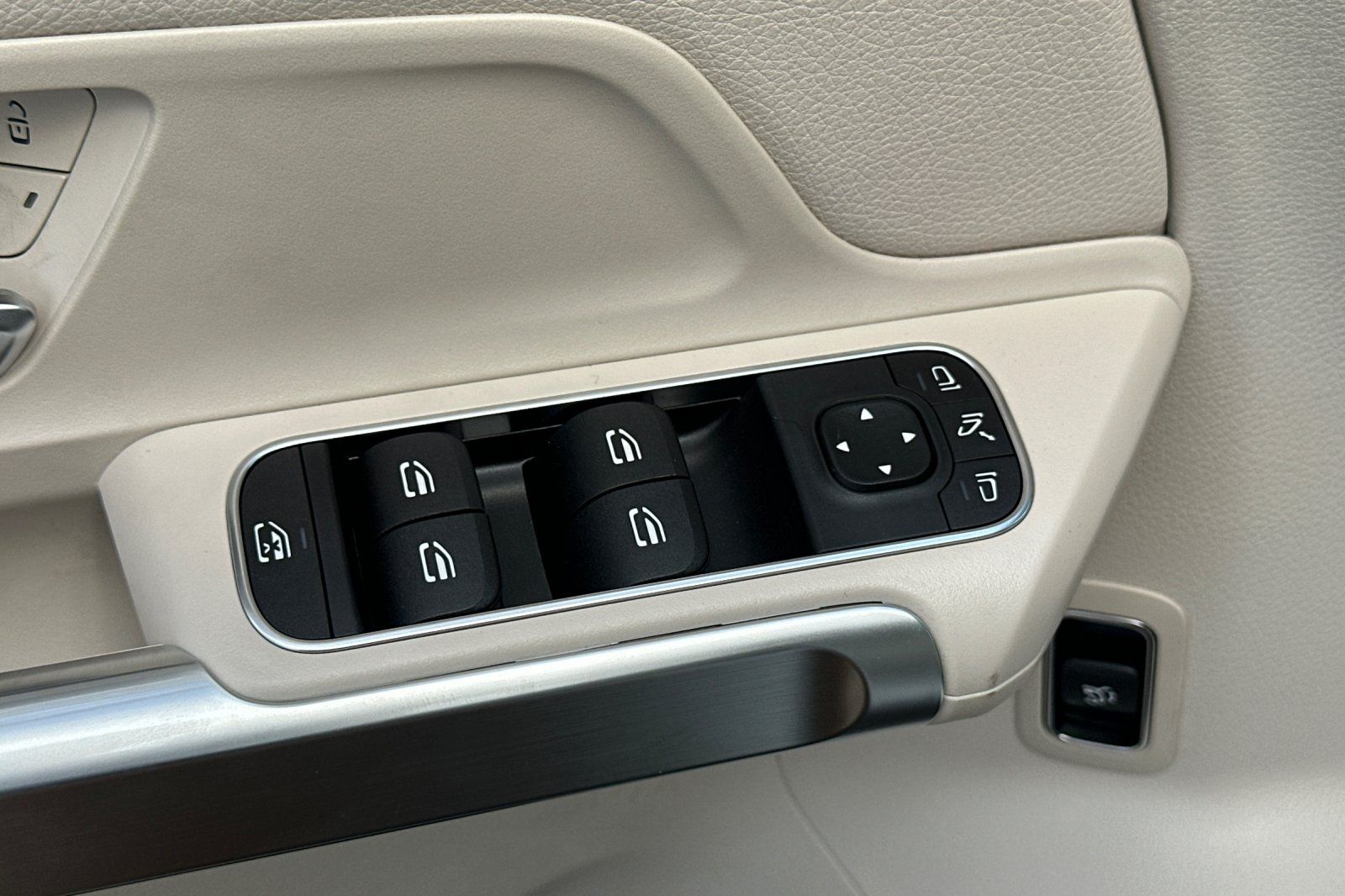 2025 Mercedes Benz GLB 250 photo 19