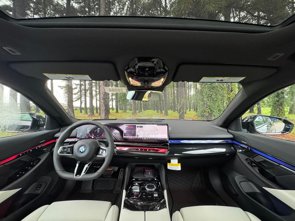 2026 Bmw 550e xDrive photo 2