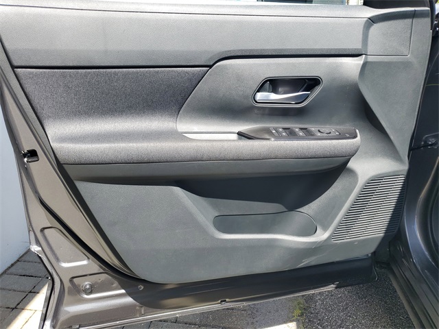 2025 Nissan Kicks SV photo 12