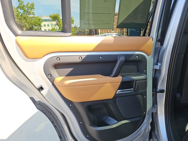 2024 Land Rover Defender 110 photo 17
