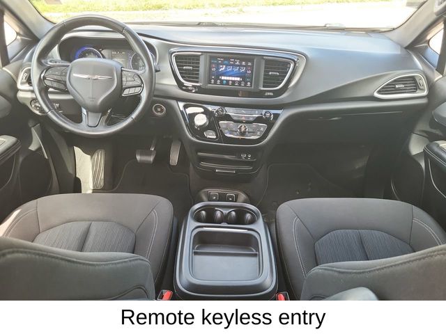 2020 Chrysler Pacifica Touring photo 10