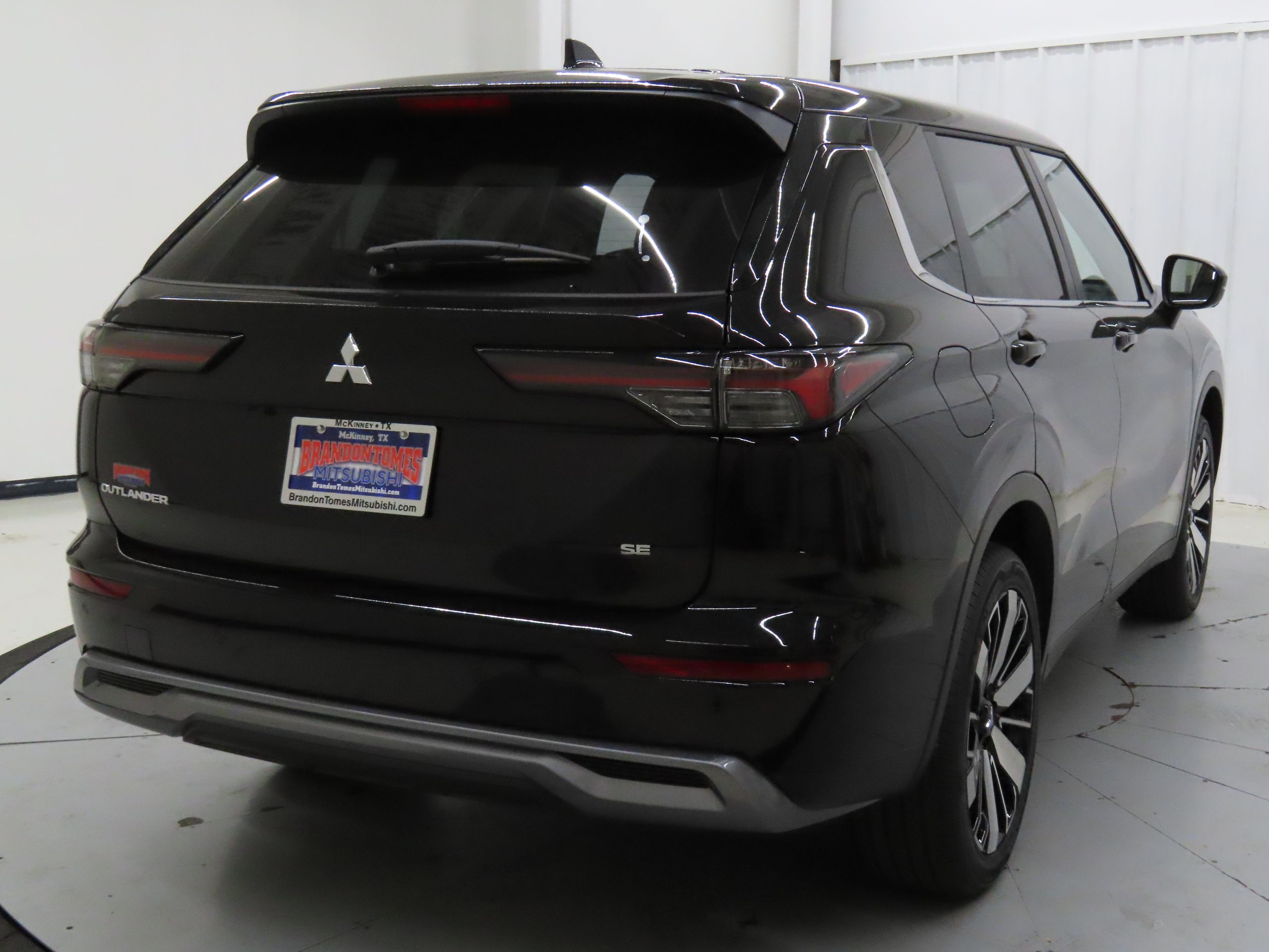 2025 Mitsubishi Outlander SE photo 3