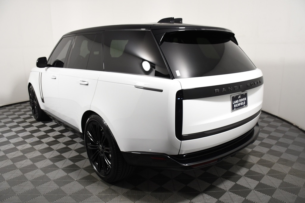 2025 Land Rover Range Rover SE photo 4
