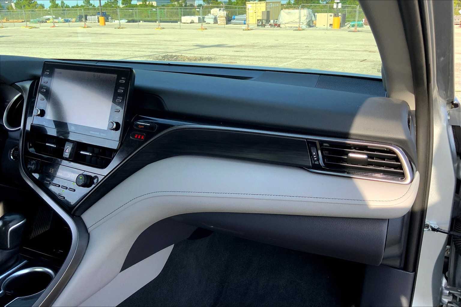 2022 Toyota Camry XLE V6 photo 17