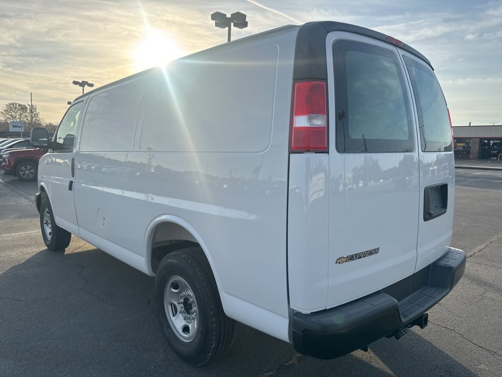 2025 Chevrolet Express Cargo 2500 photo 4