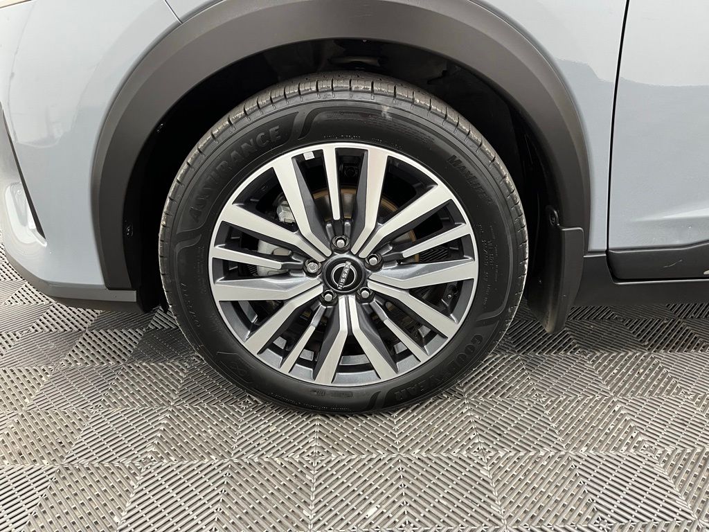 2023 Nissan Kicks SR photo 8