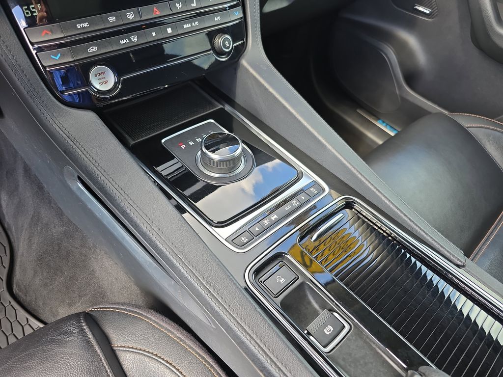 2019 Jaguar F-PACE Prestige photo 24