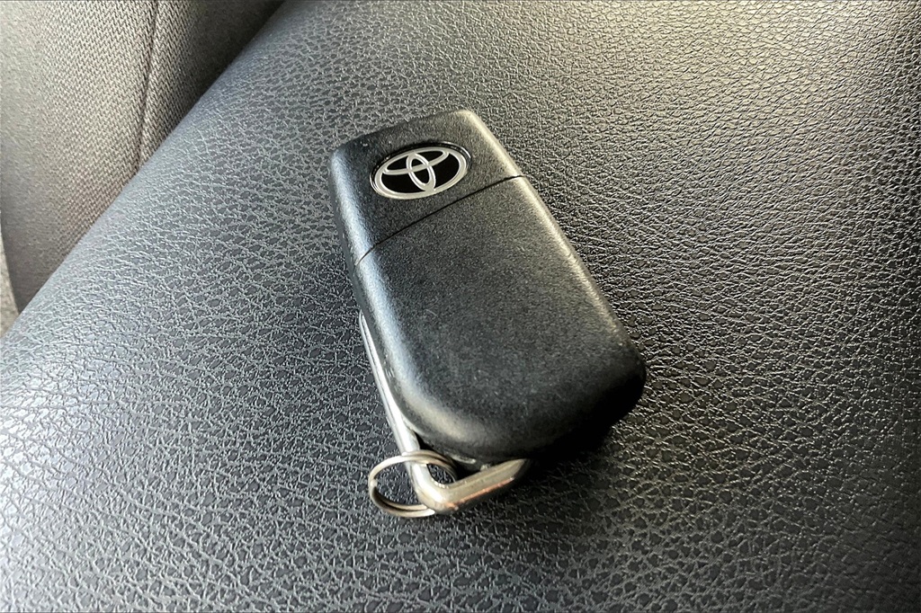 2019 Toyota Camry LE photo 10