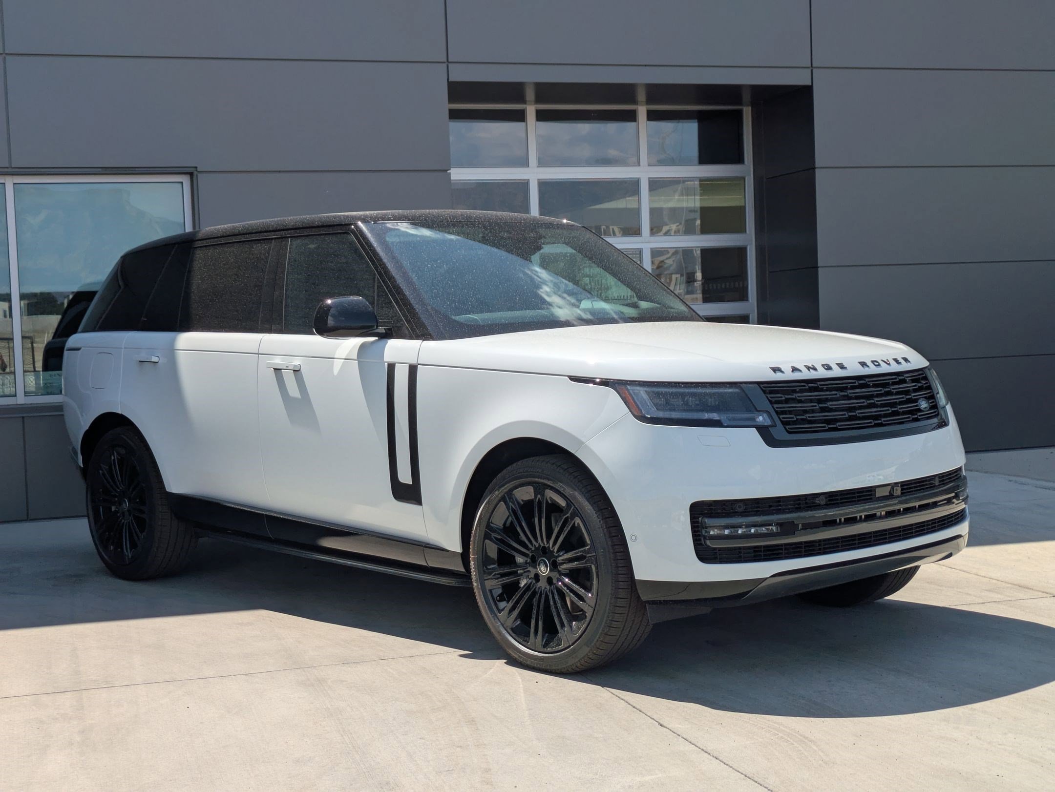 2025 Land Rover Range Rover SE photo 3