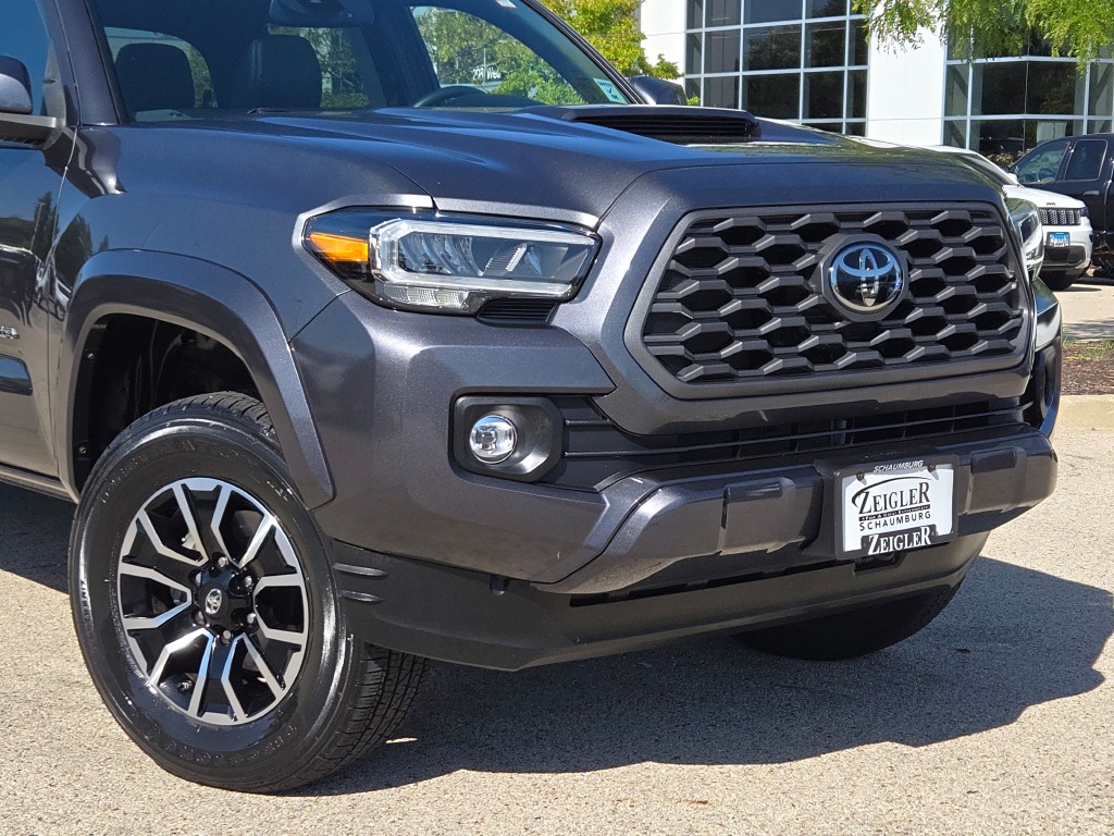 2020 Toyota Tacoma TRD Sport photo 2