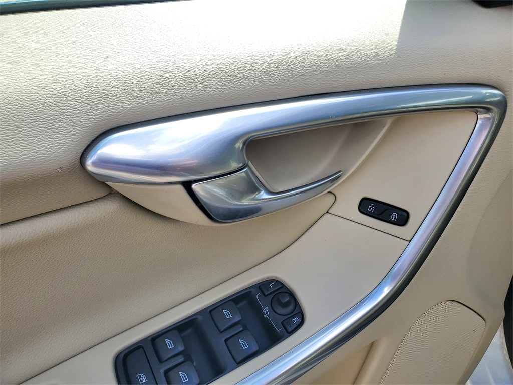 2016 Volvo XC60 T5 Drive-E Premier photo 19