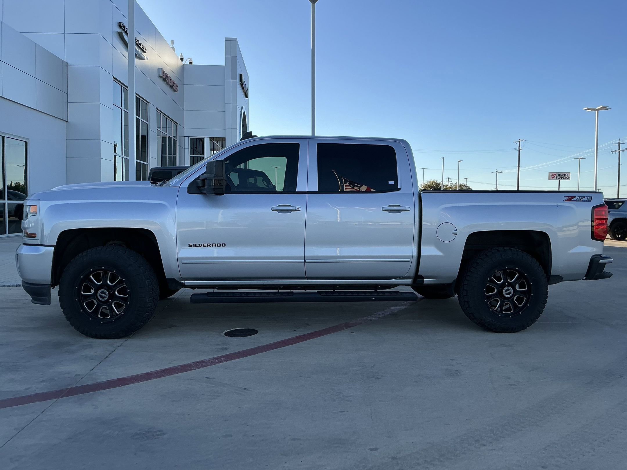 2018 Chevrolet Silverado 1500 LT photo 2