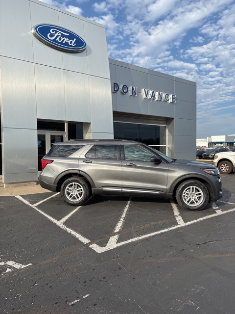 2025 Ford Explorer photo 2