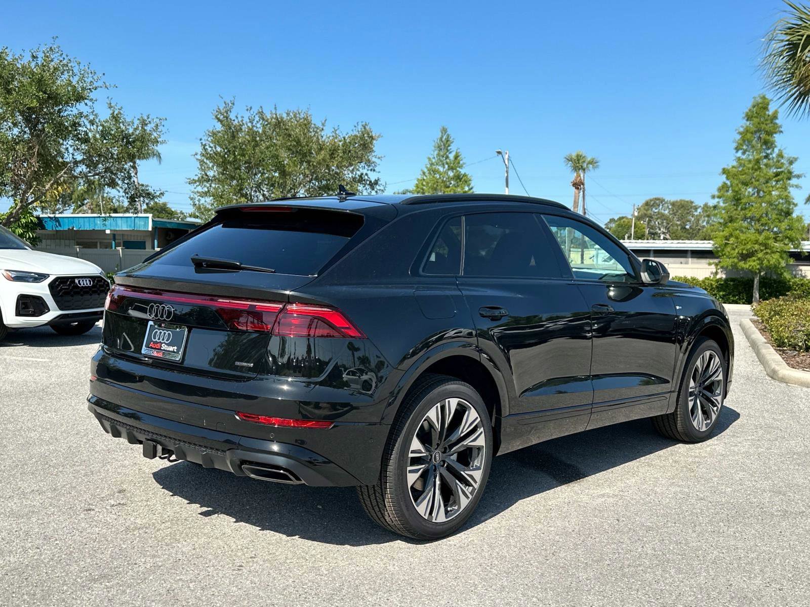 2025 Audi Q8 55 Premium Plus photo 4