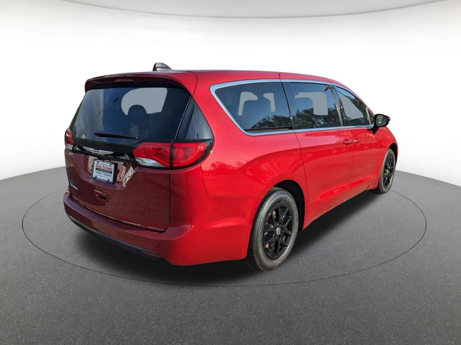2025 Chrysler Voyager LX photo 4
